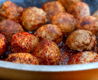 Stora köttbullar i tomatsås på muurikkaköket