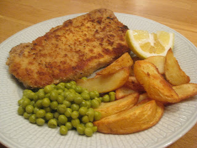 Wienerschnitzel med ärtor och klyftpotatis