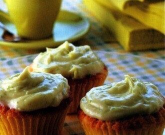 Tropiska ananasmuffins med krämig citrusglasyr.