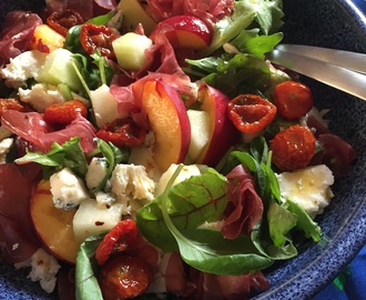 Sommarens fräschaste sallad - med galiamelon, nektariner, mozarella, gorgonzola och bresaola