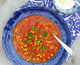 Chana masala, en het indisk kikärtsgryta, serverad tillsammans med limeyoghurt.