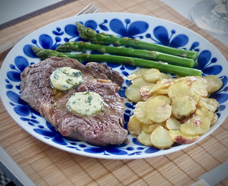 Grillad entrecote med parmesanpotatis, ramslökssmör och sparris