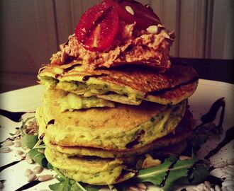 Glutenfria ruccolapannkakor varvade med guacamole och tomatkräm