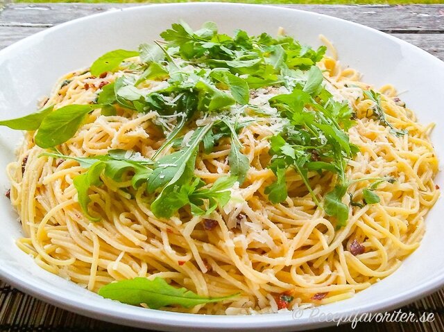 Spagetti med vitlök, soltorkad tomat, ruccola och parmesan