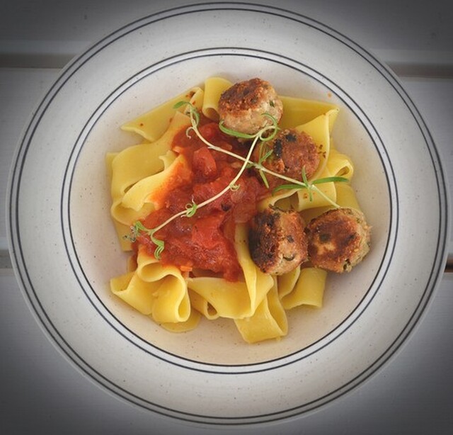 Ört och fetaostbollar med het tomatsås och pasta