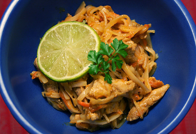 Pad thai wok med en skvätt lime