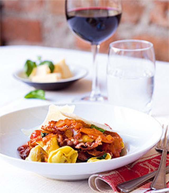 Tortellini med parmaskinka och tomatsås