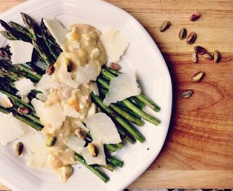 Stekt sparris med äggsås, parmesan och pistagenötter