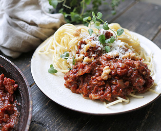 Mustig Vegetarisk Köttfärssås med champinjoner & valnötter