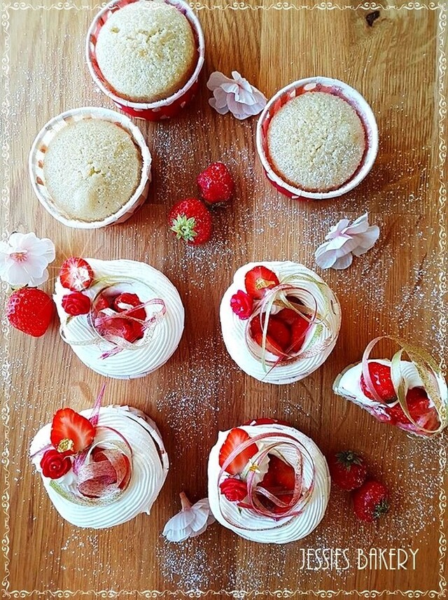 Kardemumma cupcakes med jordgubbar, rabarber och maräng