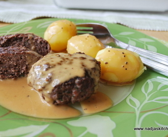 Persiljebiffar med kokt potatis och gräddsås