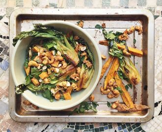 Asiatisk risnudelsallad med pak choi, sötpotatis och rostade cashewnötter