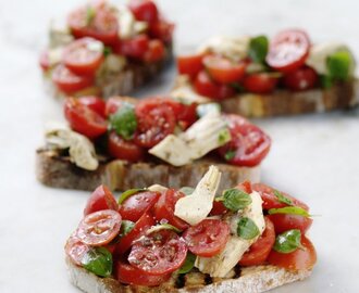 Bruschetta med tomat och kronärtskocka