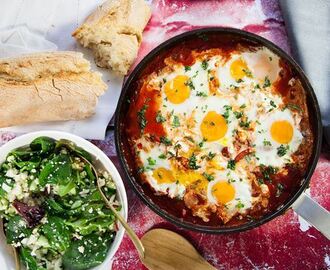 Shakshuka med feta, varmt bröd och blomkålssallad