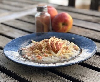 Havregrynsgröt med linfrö toppad med rivet äpple och kanel