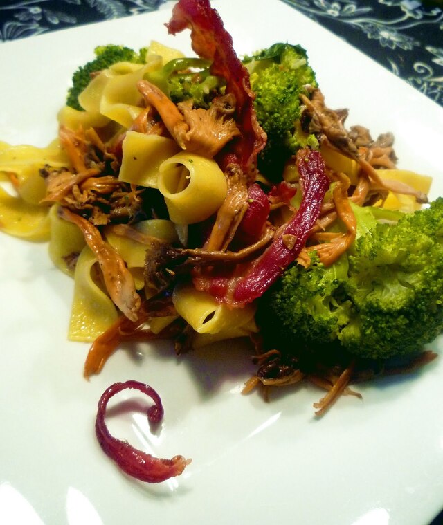 Pasta med rödgul trumpetsvamp broccoli och bacon