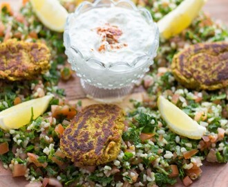 Kikärtsbiffar med tabbouleh & tzatziki