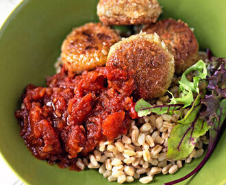 Falafel med bulgur och tomatsås