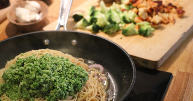 Pastarätt med broccolipesto och stekt halloumi