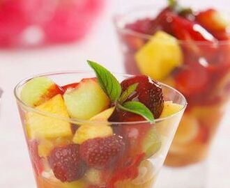 Fruktsallad med jordgubbscoulis