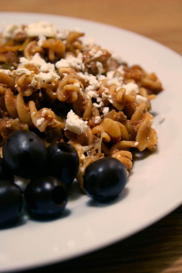 Grekisk pastagratäng med oliver och fetaost