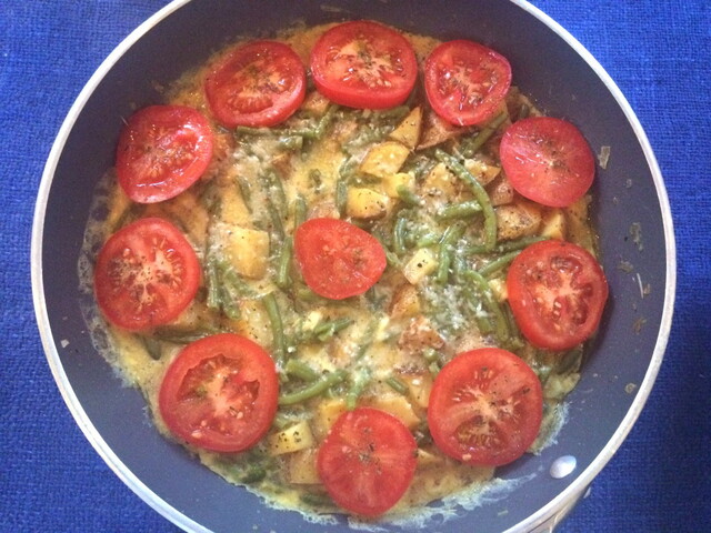 Frittata med haricots verts, potatis & tomat