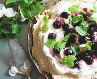 Pavlova med körsbärskompott