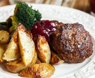 Klassiska pannbiffar med klyftpotatis och broccoli