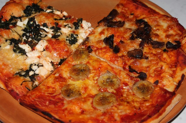 Hembakad pizza med tre enkla fyllningar