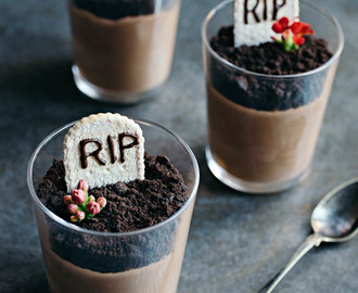 Halloween Dessert: Chocolate Mousse Graveyard