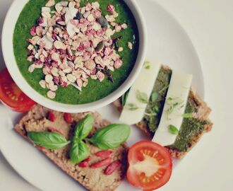 Grön smoothieskål & surdegssmörgåsar