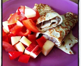 Crepes med champinjonstuving och äppelsallad