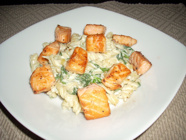 Pasta med ädelost, cashewnötter och lax