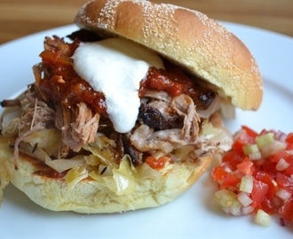 Pulled pork med barbecuesås, tomatsalsa och vinägerkokt spetskål