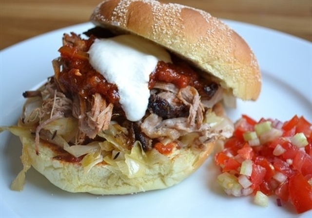 Pulled pork med barbecuesås, tomatsalsa och vinägerkokt spetskål