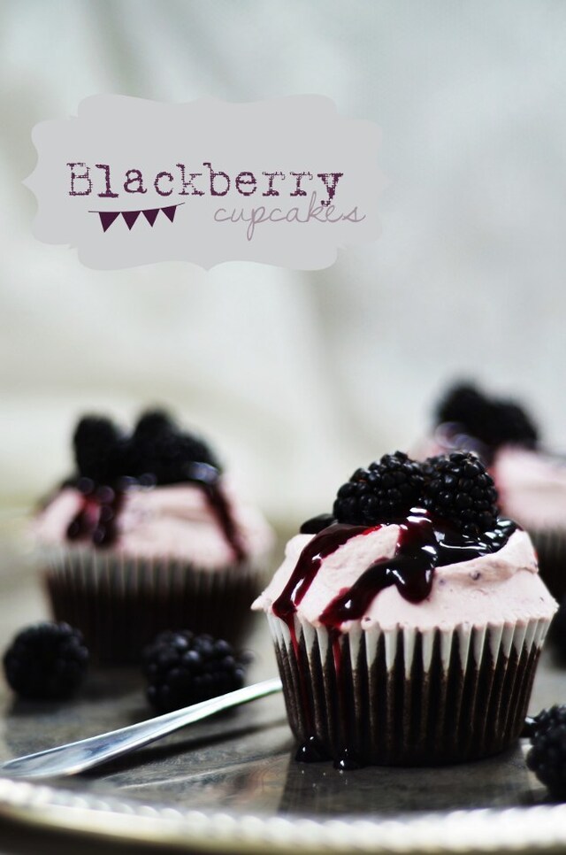 One-Bowl Chocolate Cupcakes with Blackberry Mascarpone Frosting (Chocklad Cupcakes med Björnbärsfrosting)