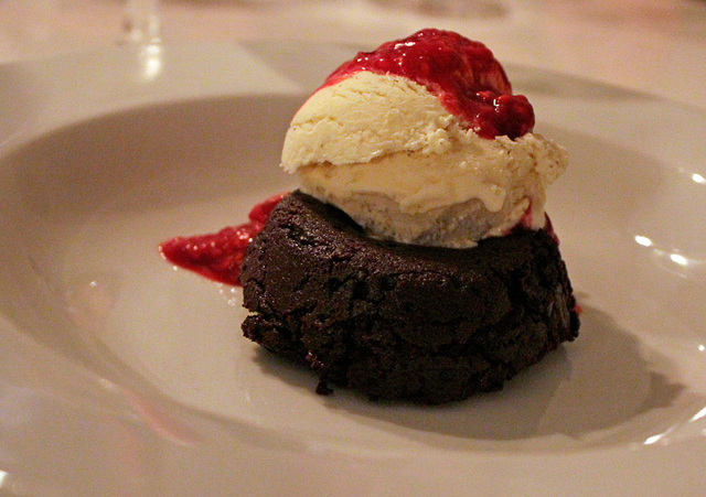 Chokladfondant med vaniljglass och varm hallonsås LCHF