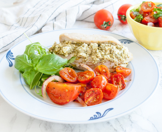 Fetaostfylld kycklingfilé med ugnsbakade tomater och tomatsmör