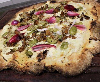 Pizza Bianco med kantareller, oliver och picklad lök