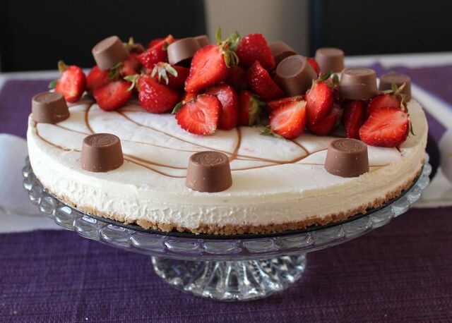 Cheesecake med center och färska jordgubbar
