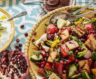 Fatoush-sallad med granatäpple och krispigt bröd