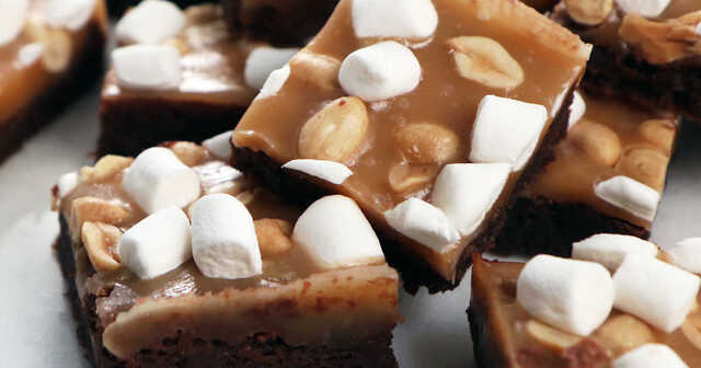 Brownie med kolatäcke, marshmallows och jordnötter