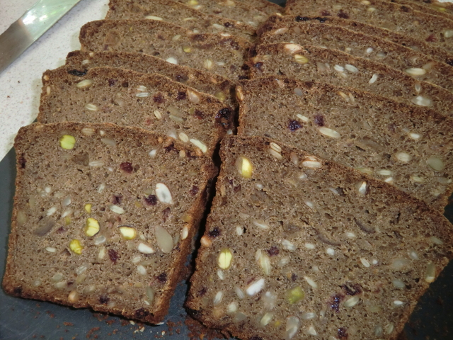 Grovt, glutenfritt nöt- och fruktbröd med berberis, dadlar, mandel, pistaschnötter och durramjöl