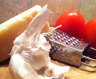 Färsk tomat, fin-finhackad vitlök & riven permensanost med ugnsrostat olivoljebröd…
