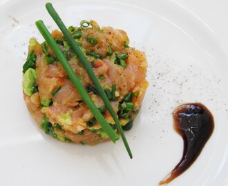 Laxtartar med avokado och gräslök, 4 port