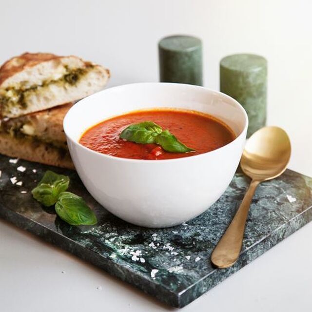 Tomatsoppa med ugnsgrillad focaccia fylld med pesto och brieost