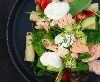 Varmrökt laxsallad med pasta & krämig örtsås