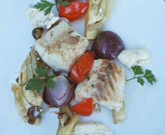 Sardellsmörbakad torsk med fänkål, tomater och svarta oliver