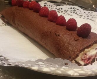 Chokladrulltårta med grädde och hallon