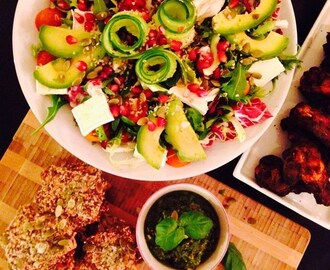 Buffalowings, sallad, fr&ouml;br&ouml;d och pesto